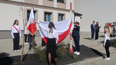 Uroczystość 80. Rocznicy Powstania Warszawskiego i 1. Rocznicy Odsłonięcia Muralu „Dumni Z Powstańców” W Publicznej Szkole Podstawowej Nr 3 W Brzesku