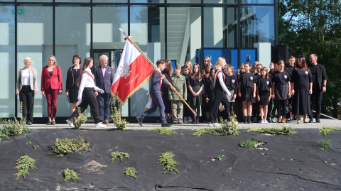 Uroczystość 80. Rocznicy Powstania Warszawskiego i 1. Rocznicy Odsłonięcia Muralu „Dumni Z Powstańców” W Publicznej Szkole Podstawowej Nr 3 W Brzesku