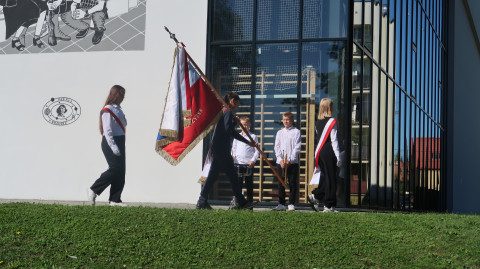 Uroczystość 80. Rocznicy Powstania Warszawskiego i 1. Rocznicy Odsłonięcia Muralu „Dumni Z Powstańców” W Publicznej Szkole Podstawowej Nr 3 W Brzesku