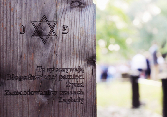 Otwarta brama cmentarza żydowskiego w Brzesku